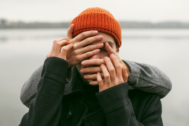 Vue de face du joli couple à l'extérieur