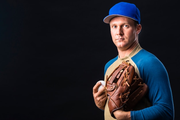 Vue de face du joueur de baseball avec espace de copie