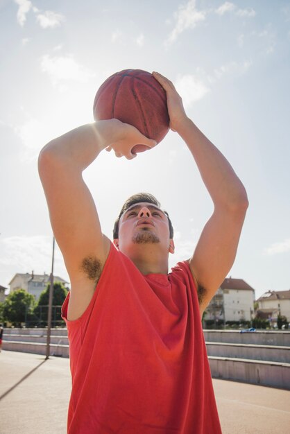 Vue de face du joueur de basket-ball