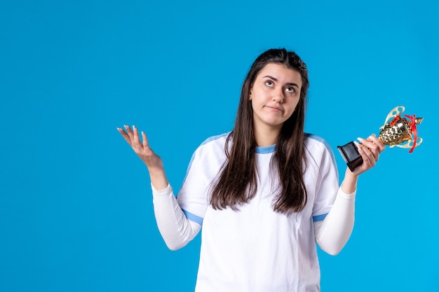 Vue de face du joueur féminin avec trophée