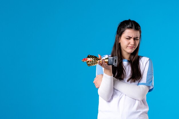 Vue de face du joueur féminin avec trophée