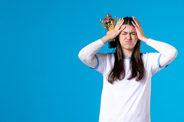 Vue de face du joueur féminin avec trophée