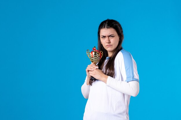 Vue de face du joueur féminin avec trophée