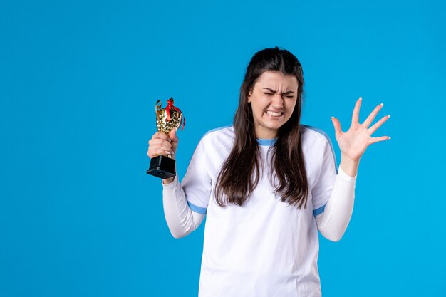 Vue de face du joueur féminin avec trophée