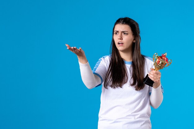 Vue de face du joueur féminin avec trophée