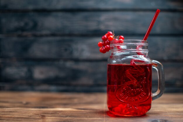 Vue de face du jus de canneberge frais à l'intérieur de la boîte sur un bar noir boisson aux fruits photo couleur cocktail