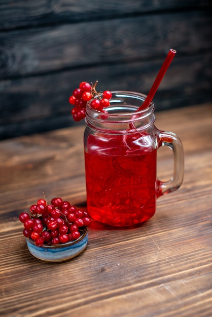 Vue de face du jus de canneberge frais à l'intérieur de la boîte sur une barre sombre aux couleurs du cocktail photo de fruits boire des baies