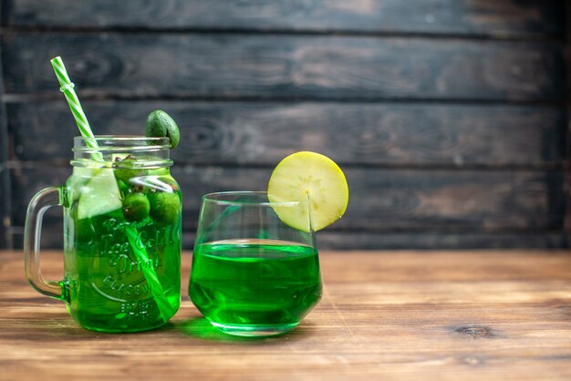 Vue de face du jus de feijoa frais à l'intérieur de la boîte et du verre sur le bar noir cocktail de fruits couleur boisson photo