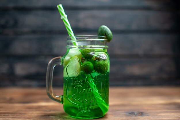 Vue de face du jus de feijoa frais à l'intérieur de la boîte avec de la paille sur un bar noir fruits photo cocktail couleur boisson baie