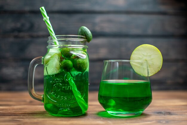 Vue de face du jus de feijoa frais à l'intérieur de la canette avec de la paille sur une boisson de couleur cocktail aux fruits noirs