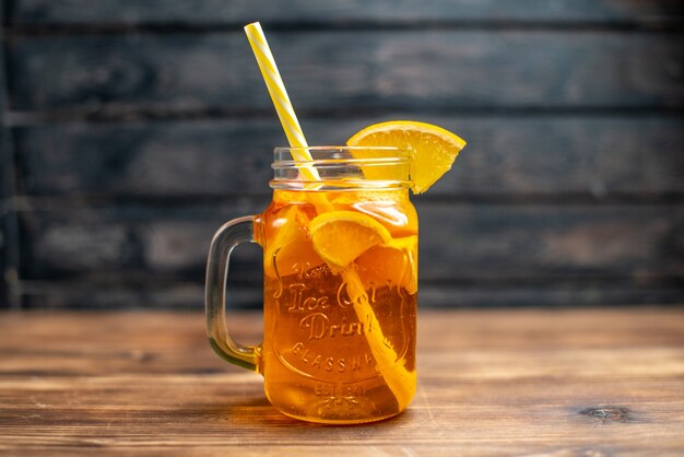 Vue de face du jus d'orange frais à l'intérieur de la boîte avec de la paille sur une boisson à cocktail photo couleur fruit noir