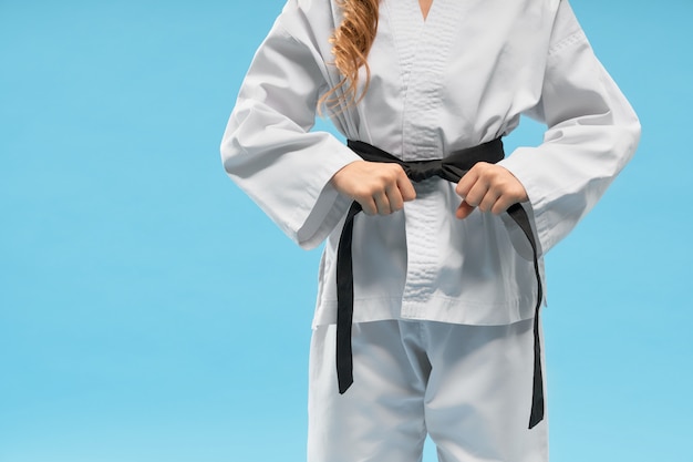 Vue de face du kimono sur le petit combattant gardant la ceinture noire