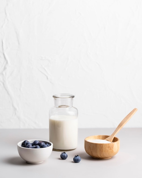 Vue de face du lait du matin avec des myrtilles fraîches