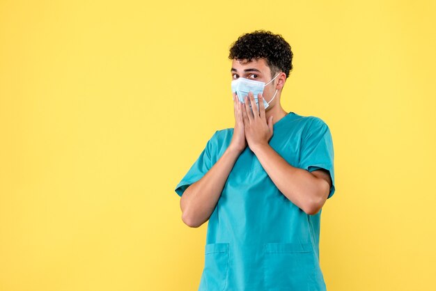 Vue de face du médecin le médecin en masque est surpris par les résultats du test de coronavirus