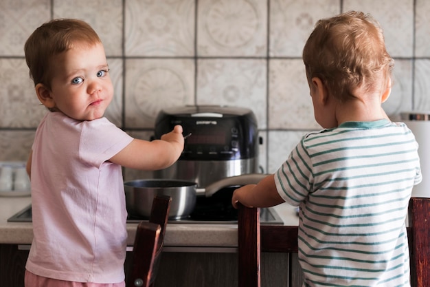 Photo gratuite vue de face du mignon petit frère et soeur