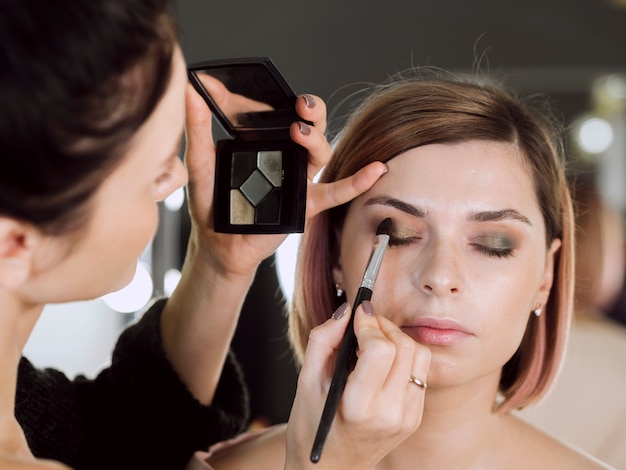 Vue de face du modèle de maquillage