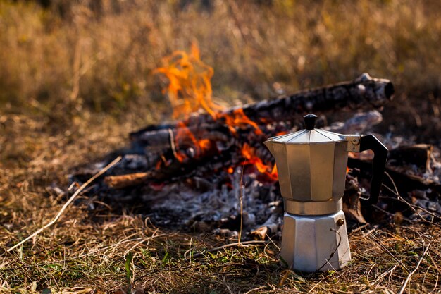 Vue de face du moulin à café et feu de camp