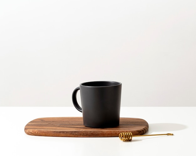 Vue de face du mug avec cuillère et espace de copie