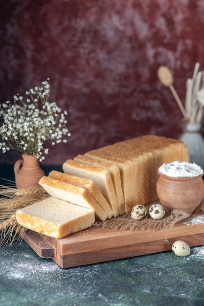 Vue de face du pain blanc sur fond sombre thé couleur du petit déjeuner pâtisserie boulangerie pain du matin pâte alimentaire gâteau cuire au four
