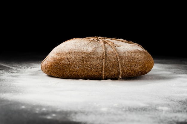 Vue de face du pain sur fond noir