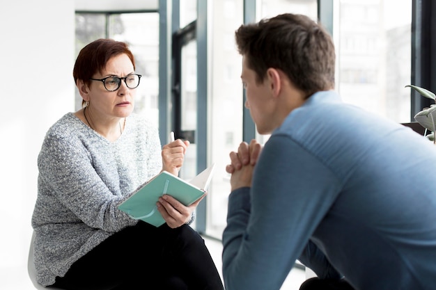 Vue de face du patient et du psychologue