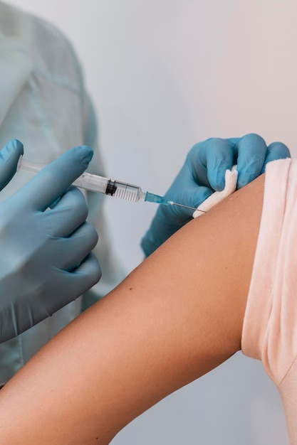 Vue de face du patient recevant son vaccin