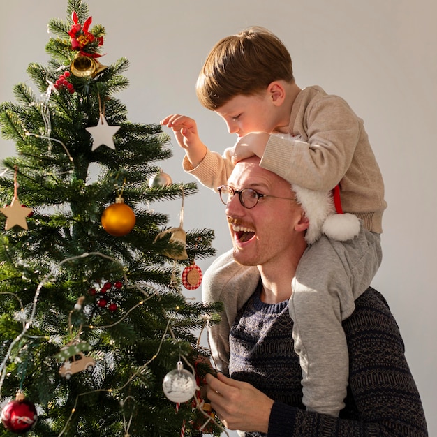 Vue de face du père et du fils avec Noël