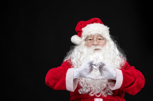 Vue de face du père noël en costume rouge classique avec barbe blanche