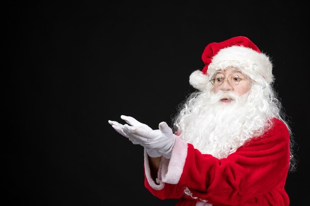 Vue de face du père noël en costume rouge classique