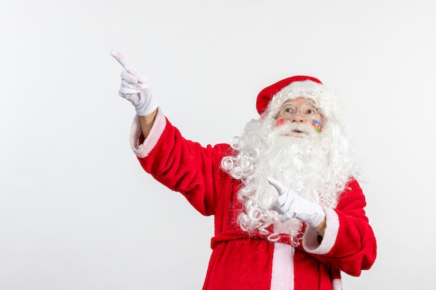 Vue de face du père Noël avec drapeau azerbaïdjanais et turc peint sur son visage sur mur blanc