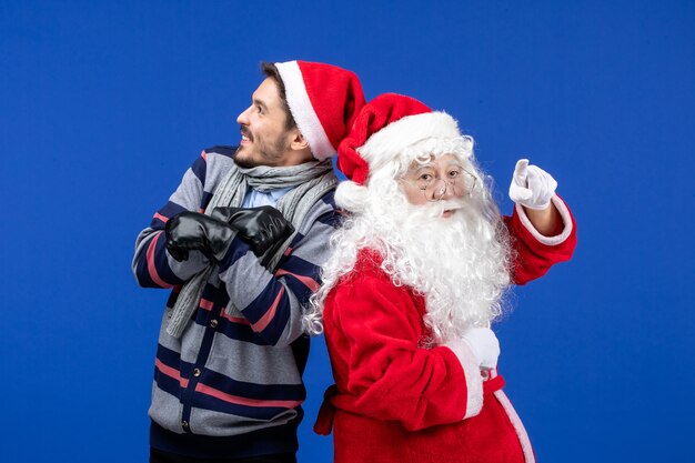 Vue de face du père Noël avec jeune homme