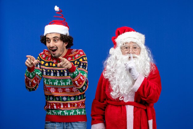 Vue de face du père Noël avec jeune homme