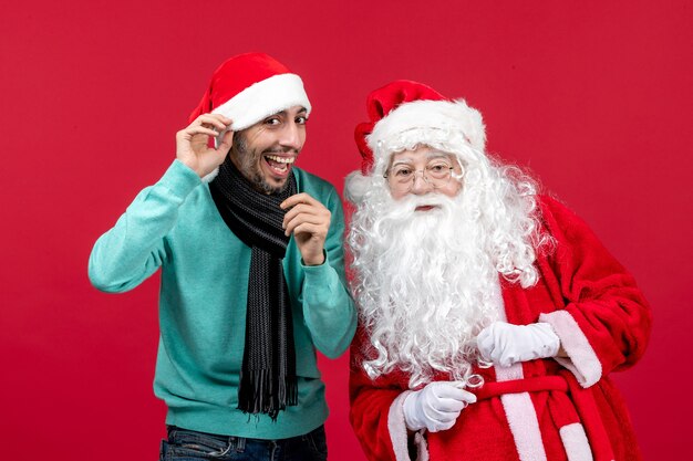 Vue de face du père Noël avec jeune homme