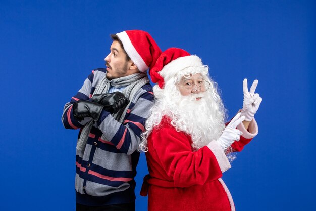 Vue de face du père Noël avec jeune homme