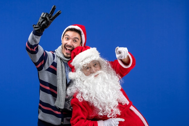 Photo gratuite vue de face du père noël avec jeune homme