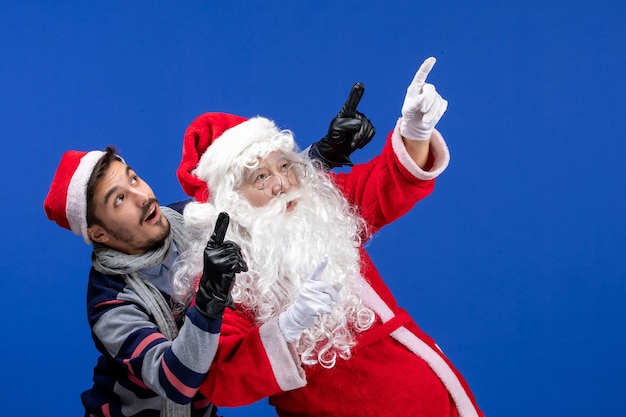 Photo gratuite vue de face du père noël avec jeune homme