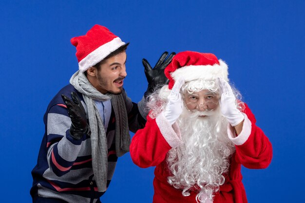 Vue de face du père Noël avec jeune homme