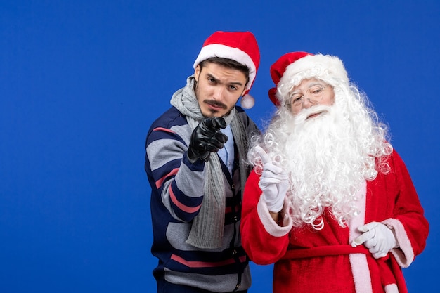 Vue de face du père Noël avec jeune homme