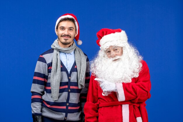 Vue de face du père Noël avec jeune homme