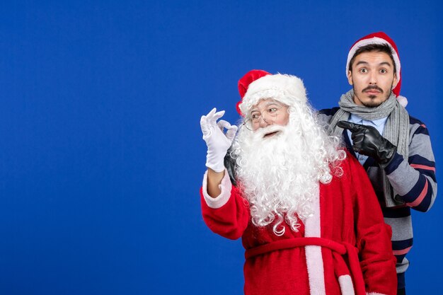 Vue de face du père Noël avec jeune homme