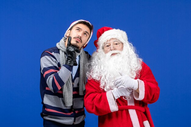 Photo gratuite vue de face du père noël avec jeune homme