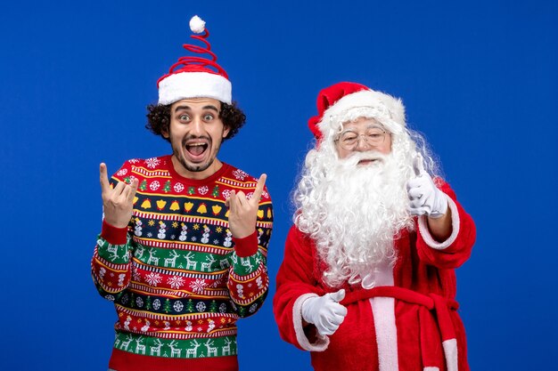 Vue de face du père Noël avec jeune homme