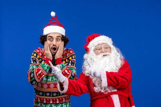 Vue de face du père Noël avec jeune homme