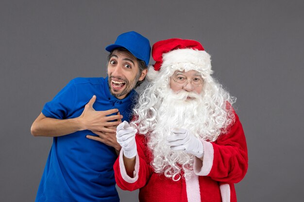 Vue de face du père Noël avec jeune messager sur fond gris