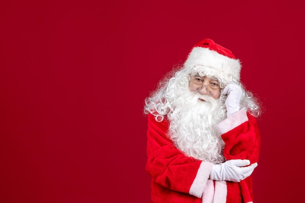 Vue De Face Du Père Noël Avec Un Ours Blanc Classique Et Des Vêtements Rouges Sur Un Bureau Rouge Vacances Noël Nouvel An