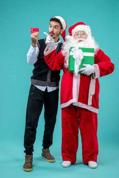 Vue De Face Du Père Noël Tenant Un Cadeau Avec Un Jeune Homme