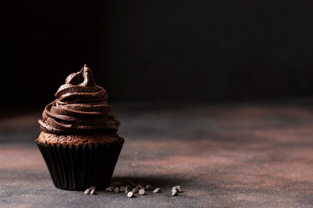 Vue de face du petit gâteau avec espace copie