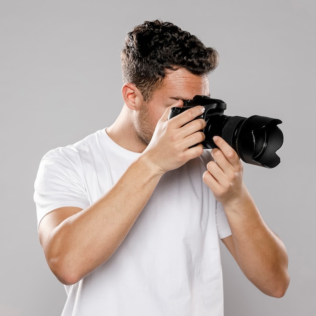 Vue de face du photographe masculin