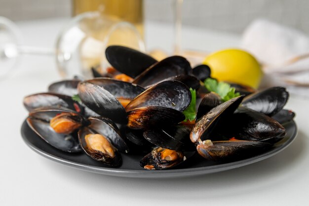 Vue de face du plat de fruits de mer savoureux