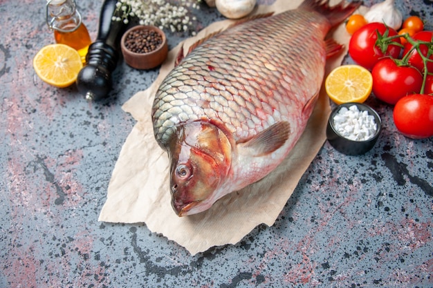 Photo gratuite vue de face du poisson cru frais avec des champignons sur la surface bleue repas de requin viande de l'océan animal horizontal nourriture dîner de l'eau de couleur